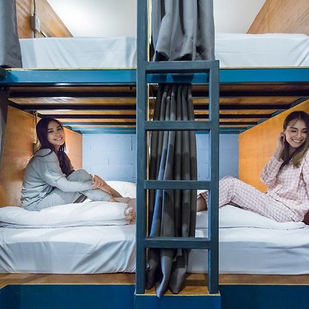 Funwahn Hostel And Cafe Chiang Mai Bagian luar foto