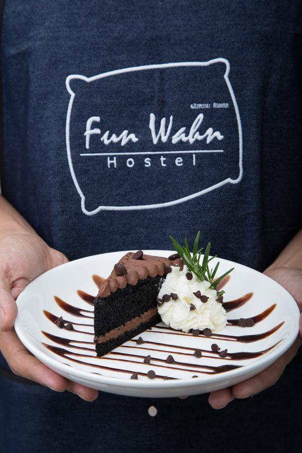 Funwahn Hostel And Cafe Chiang Mai Bagian luar foto