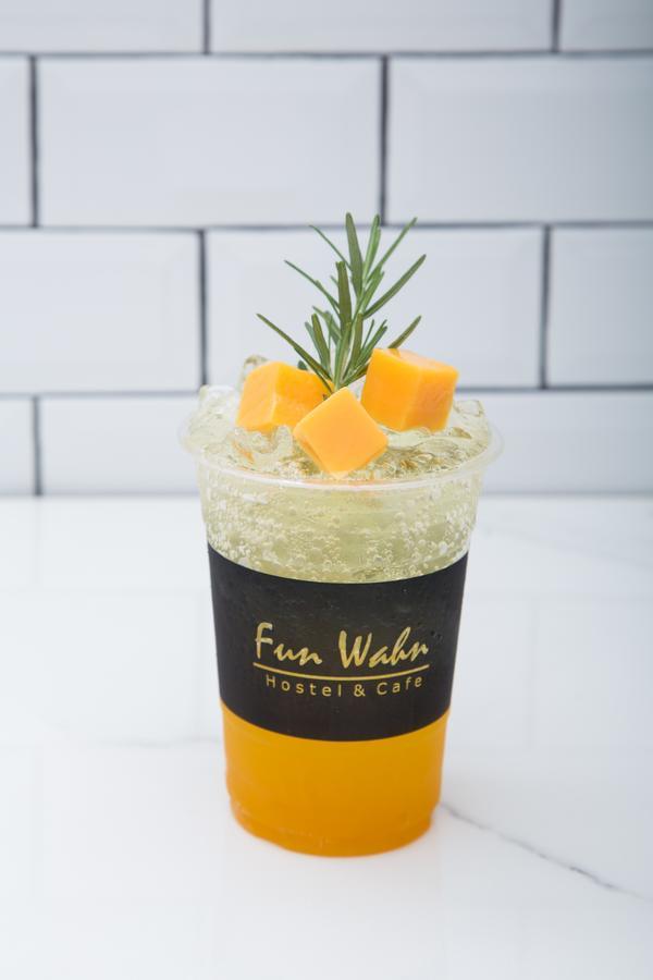 Funwahn Hostel And Cafe Chiang Mai Bagian luar foto