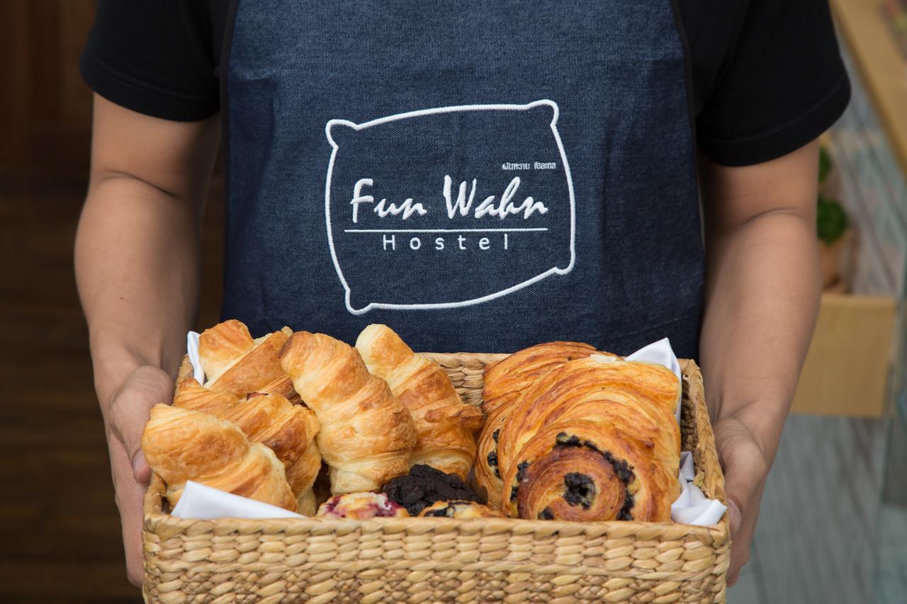 Funwahn Hostel And Cafe Chiang Mai Bagian luar foto