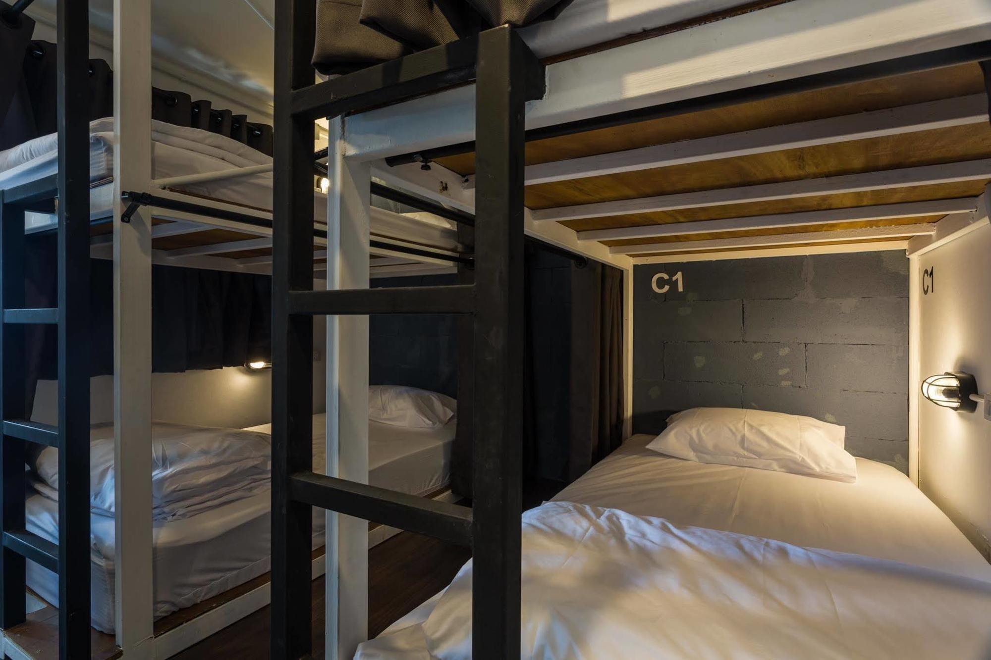 Funwahn Hostel And Cafe Chiang Mai Bagian luar foto