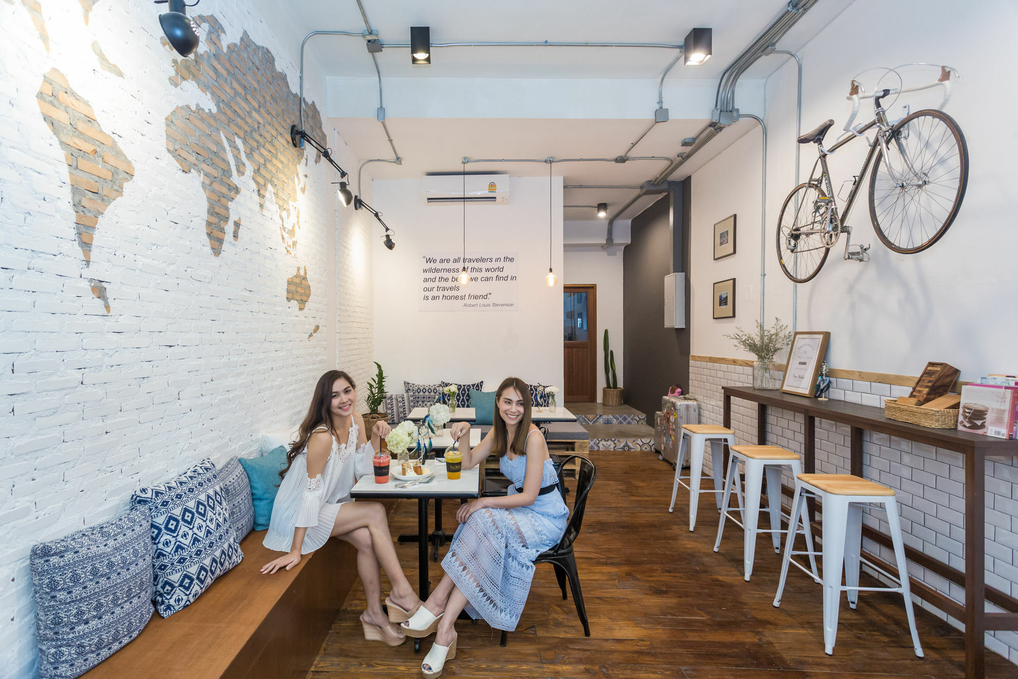 Funwahn Hostel And Cafe Chiang Mai Bagian luar foto