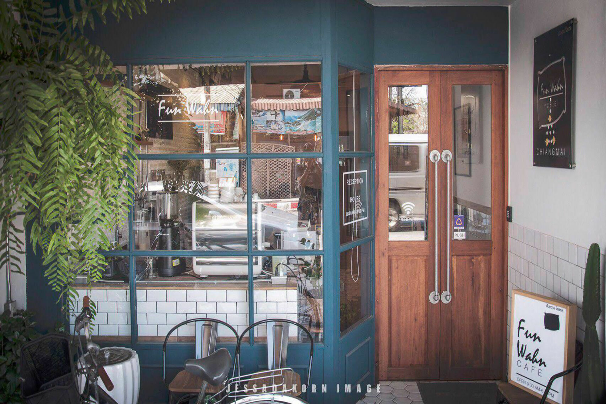 Funwahn Hostel And Cafe Chiang Mai Bagian luar foto