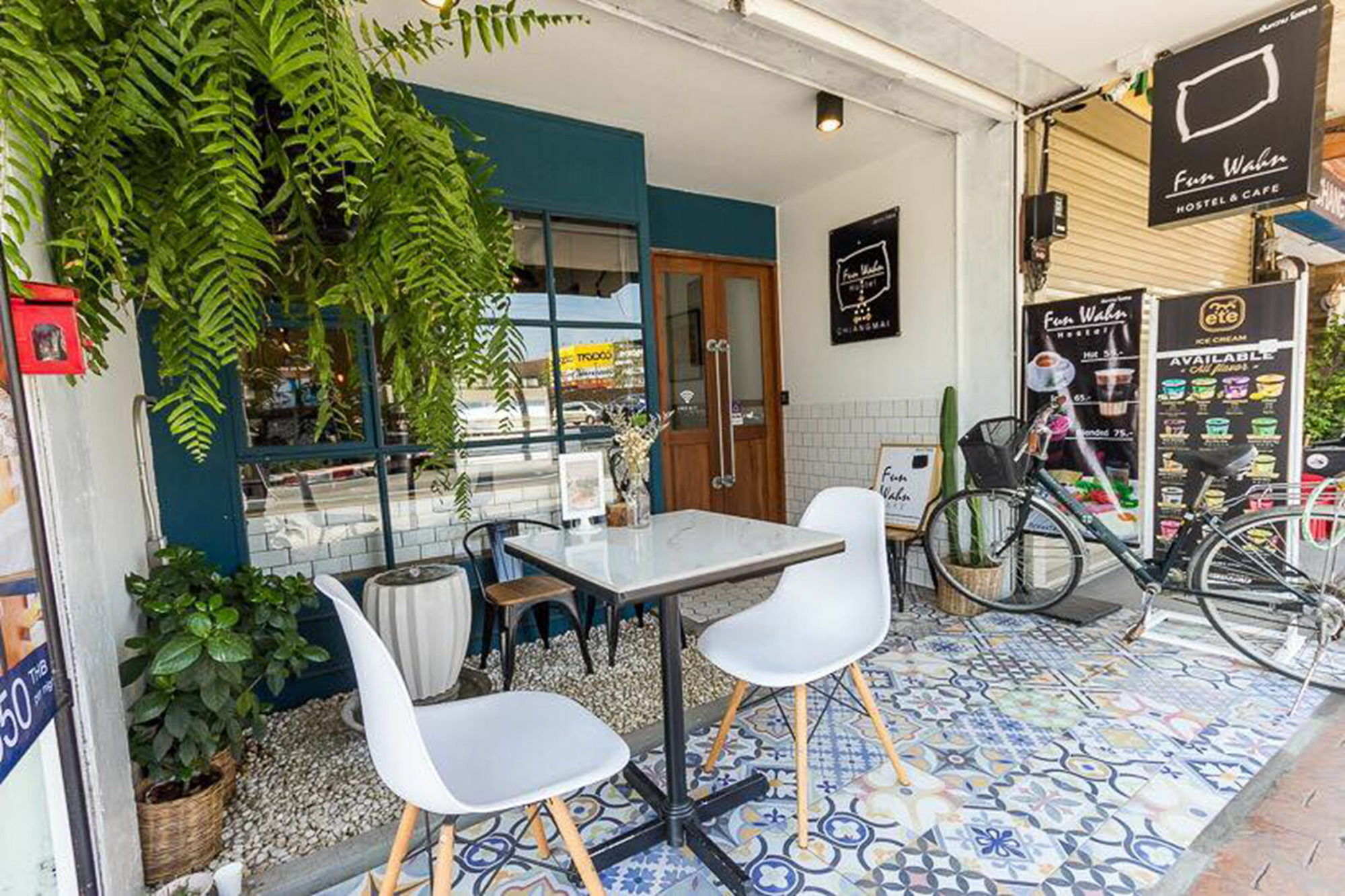 Funwahn Hostel And Cafe Chiang Mai Bagian luar foto