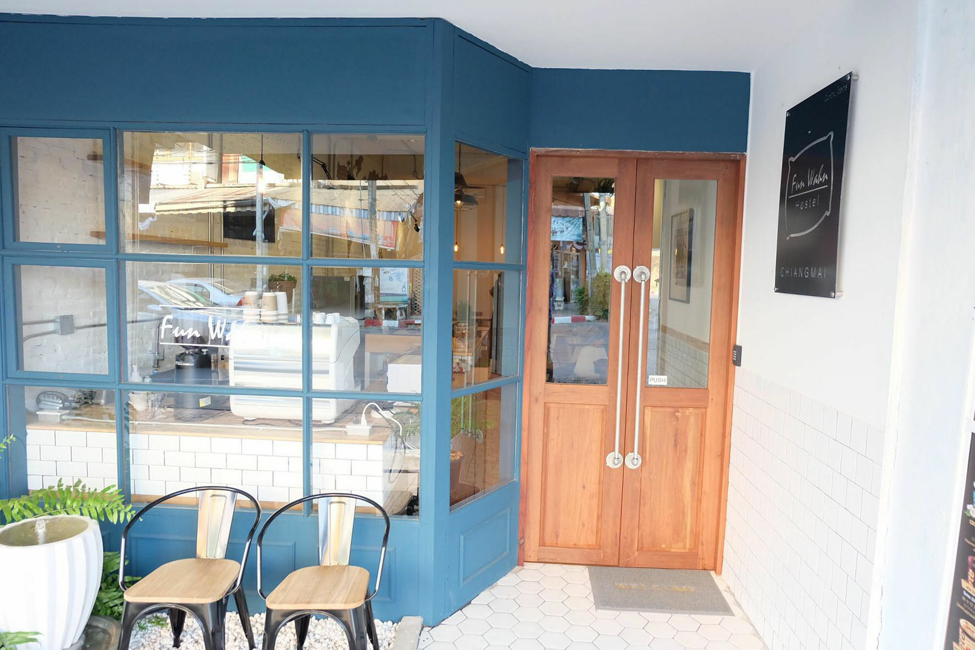 Funwahn Hostel And Cafe Chiang Mai Bagian luar foto